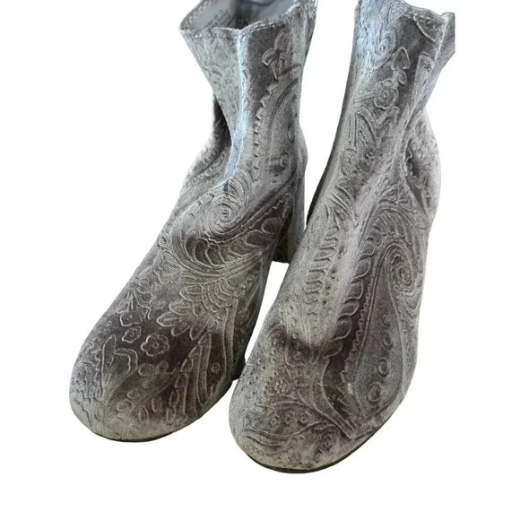 Zigi Soho Nydia Gray Embossed Velvet Block Heel Ankle Boots Size 7.5 - Picture 1 of 4
